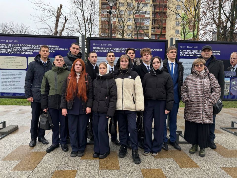 В парке ВЛКСМ состоялось открытие планшетной выставки, приуроченной ко Дню Конституции Российской Федерации В парке ВЛКСМ состоялось открытие планшетной выставки, приуроченной ко Дню Конституции Российской Федерации