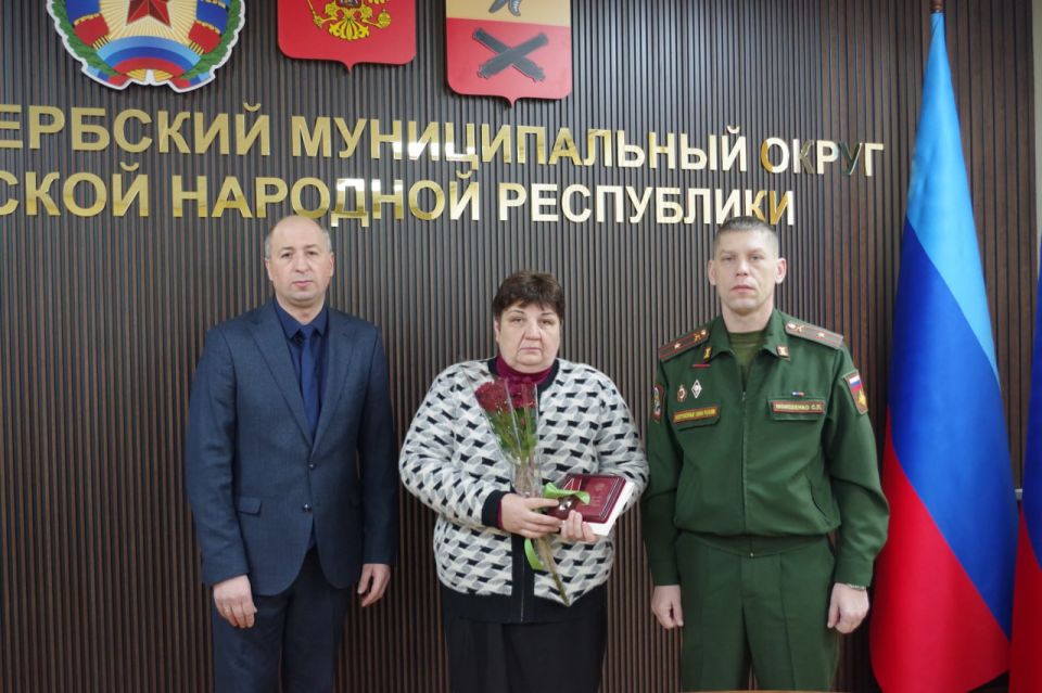 В Славяносербском округе вручили ордена Мужества родственникам погибших защитников В Славяносербском округе вручили ордена Мужества родственникам погибших защитников