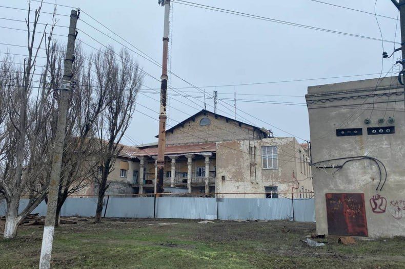 Замминистра строительства и ЖКХ Красноярского края проинспектировал ход восстановительных работ в Комсомольском клубе Замминистра строительства и ЖКХ Красноярского края проинспектировал ход восстановительных работ в Комсомольском клубе