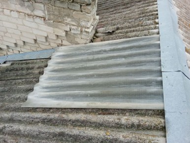 В рамках плана восстановления шиферной кровли многоквартирных домов, работники аварийных бригад, созданные при поддержке Карачаево-Черкесской Республики, выполнили работы по замене отдельных листов шифера