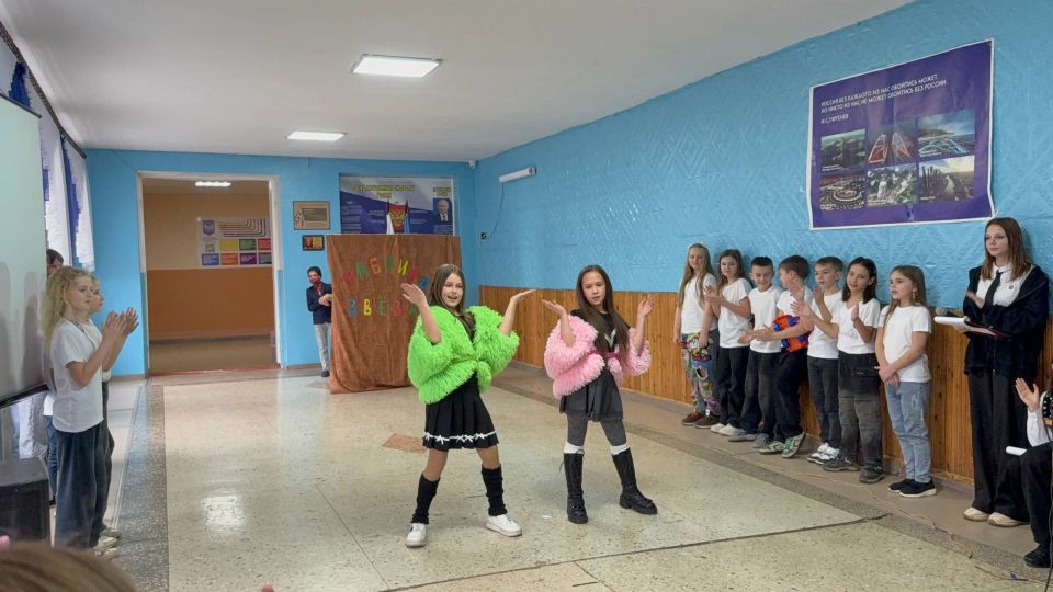 В ГБОУ ЛНР «Брянковская СШ№23» состоялось одно из самых ярких и зажигательных событий этой четверти – конкурс пародий «Точь-в-точь»! В ГБОУ ЛНР «Брянковская СШ№23» состоялось одно из самых ярких и зажигательных событий этой четверти – конкурс пародий «Точь-в-точь»!