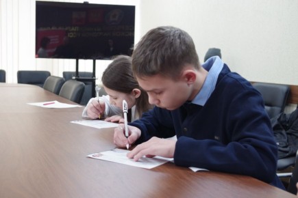 Сергей Крамаренко: Славяносербские школьники стали гражданами России! В День Конституции Российской Федерации в рамках программы «Мы — граждане России!» вручили ребятам паспорта и Конституцию