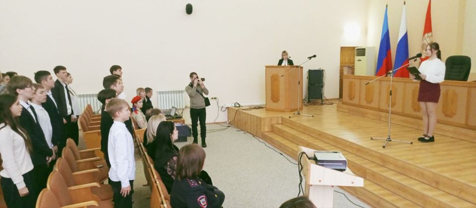 В день Конституции РФ Председатель Совета городского округа город Алчевск Роман Лысенко принял участие в торжественной церемонии вручения паспортов, которая состоялась в большом зале администрации городского округа В день Конституции РФ Председатель Совета городского округа город Алчевск Роман Лысенко принял участие в торжественной церемонии вручения паспортов, которая состоялась в большом зале администрации городского округа