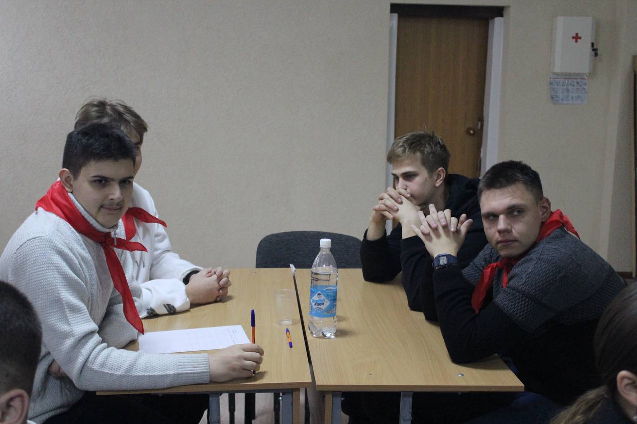 Сегодня активисты «Молодой Гвардии Единой России» при содействии Славяносербского отделения "Единой России" ко Дню Конституции Российской Федерации провели увлекательный квиз для учащихся школы, студентов местного техникума... Сегодня активисты «Молодой Гвардии Единой России» при содействии Славяносербского отделения "Единой России" ко Дню Конституции Российской Федерации провели увлекательный квиз для учащихся школы, студентов местного техникума...