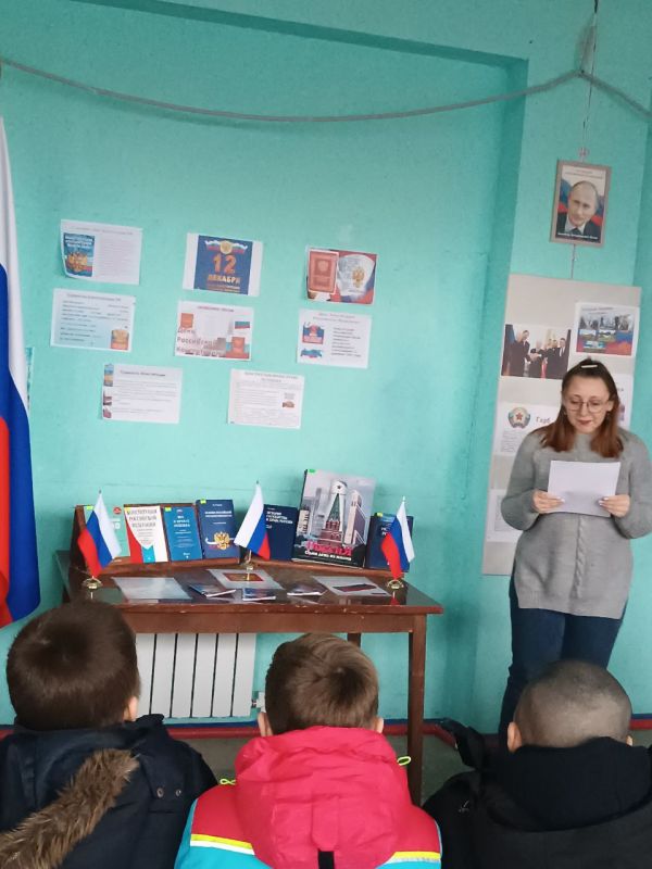 Вячеслав Третьяков: В честь Дня Конституции Российской Федерации Новоастраханская сельская библиотека Кременского МО распахнула свои двери для информационного часа "Конституция – основа нашего государства" Вячеслав Третьяков: В честь Дня Конституции Российской Федерации Новоастраханская сельская библиотека Кременского МО распахнула свои двери для информационного часа "Конституция – основа нашего государства"