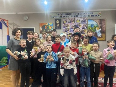 Омские волонтеры устроили для воспитанников стахановского центра «Возрождение» новогодний праздник