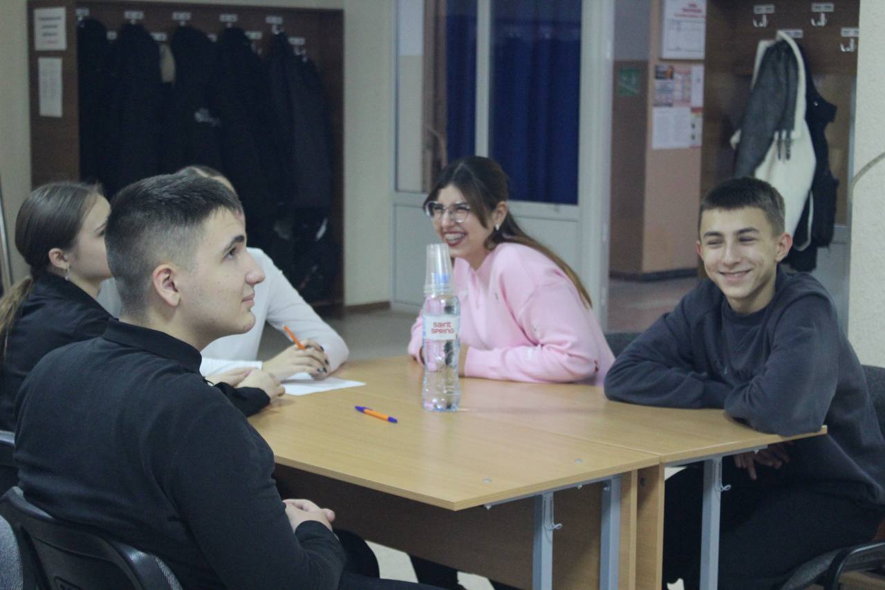 Сегодня активисты «Молодой Гвардии Единой России» при содействии Славяносербского отделения "Единой России" ко Дню Конституции Российской Федерации провели увлекательный квиз для учащихся школы, студентов местного техникума... Сегодня активисты «Молодой Гвардии Единой России» при содействии Славяносербского отделения "Единой России" ко Дню Конституции Российской Федерации провели увлекательный квиз для учащихся школы, студентов местного техникума...