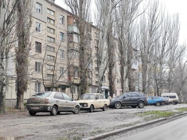 «Наказывать пока никого не будем: в Луганске решают проблему нехватки парковочных мест