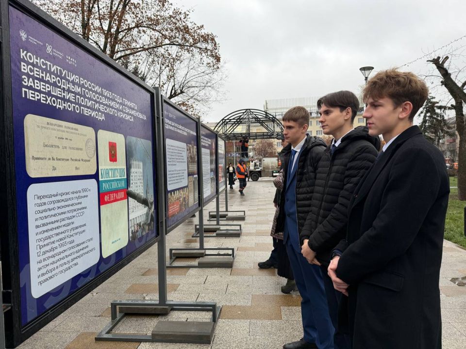 В парке ВЛКСМ состоялось открытие планшетной выставки, приуроченной ко Дню Конституции Российской Федерации В парке ВЛКСМ состоялось открытие планшетной выставки, приуроченной ко Дню Конституции Российской Федерации