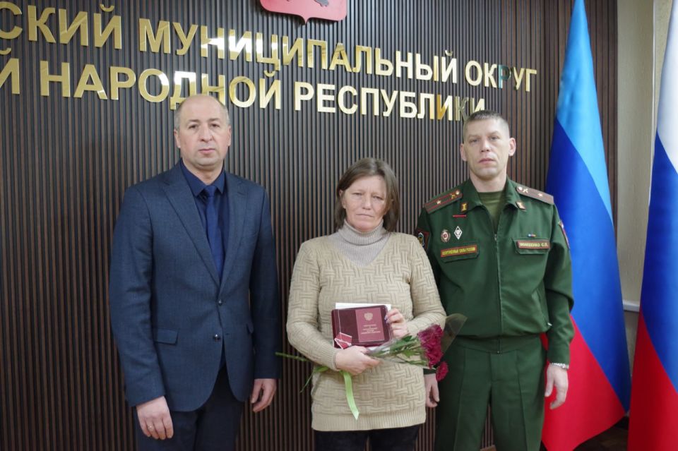 В Славяносербском округе вручили ордена Мужества родственникам погибших защитников В Славяносербском округе вручили ордена Мужества родственникам погибших защитников