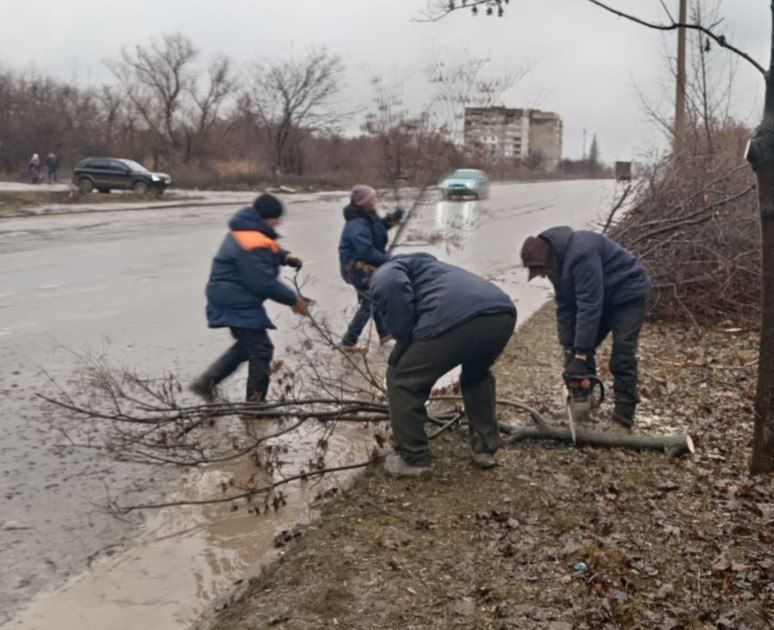 Коммунальные службы проводят работы на территории города Коммунальные службы проводят работы на территории города
