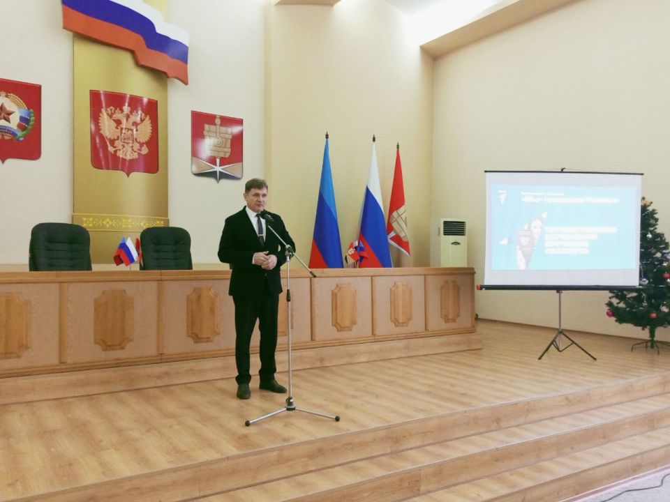 В день Конституции РФ Председатель Совета городского округа город Алчевск Роман Лысенко принял участие в торжественной церемонии вручения паспортов, которая состоялась в большом зале администрации городского округа В день Конституции РФ Председатель Совета городского округа город Алчевск Роман Лысенко принял участие в торжественной церемонии вручения паспортов, которая состоялась в большом зале администрации городского округа