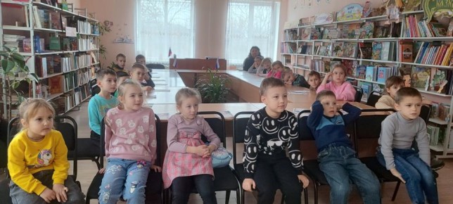 В Славяносербской центральной детской библиотеке прошло мероприятие, посвящённое празднику написания писем Деду Морозу