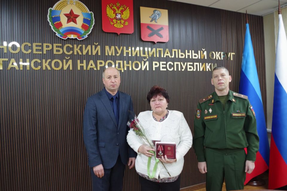 Сергей Крамаренко: Сегодня вместе с военным комиссаром округа вручили ордена Мужества родственникам наших героев — военнослужащих, погибших при выполнении боевых задач в зоне специальной военной операции Сергей Крамаренко: Сегодня вместе с военным комиссаром округа вручили ордена Мужества родственникам наших героев — военнослужащих, погибших при выполнении боевых задач в зоне специальной военной операции