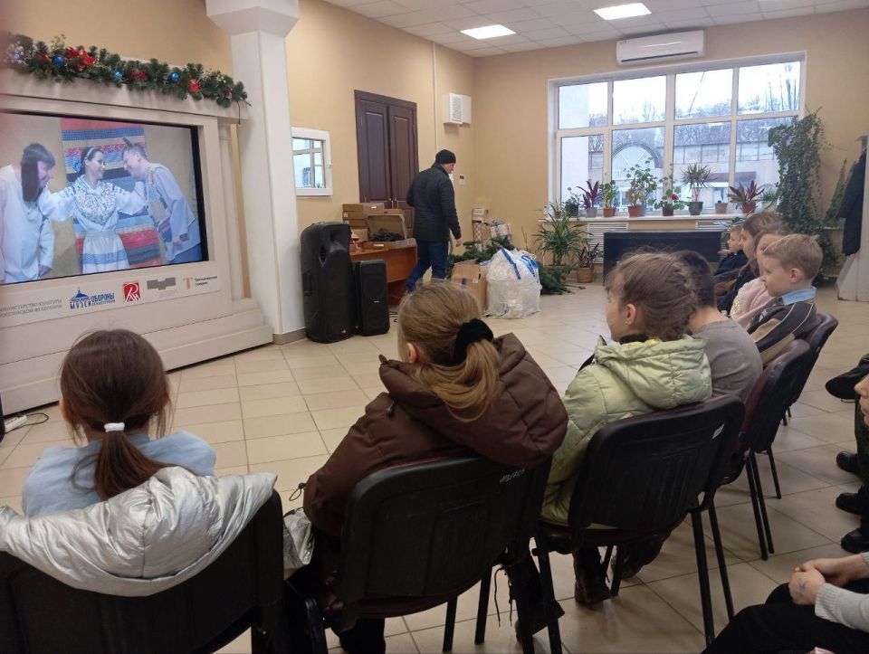 Первомайским детям показали спектакль калужского ТЮЗа Первомайским детям показали спектакль калужского ТЮЗа