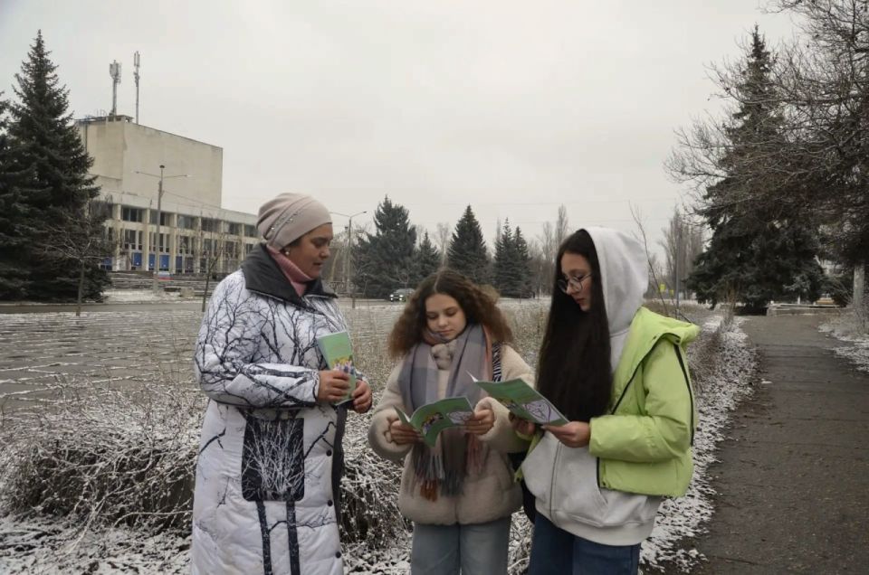 АКТИВНОЕ ДОЛГОЛЕТИЕ. На улицах Рубежного сотрудники городского Дворца культуры провели акцию «Активное долголетие» АКТИВНОЕ ДОЛГОЛЕТИЕ. На улицах Рубежного сотрудники городского Дворца культуры провели акцию «Активное долголетие»