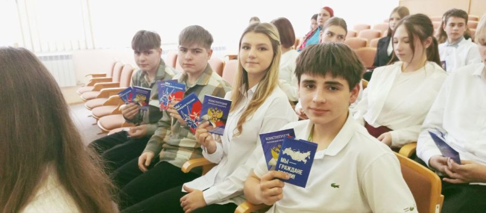 В день Конституции РФ Председатель Совета городского округа город Алчевск Роман Лысенко принял участие в торжественной церемонии вручения паспортов, которая состоялась в большом зале администрации городского округа В день Конституции РФ Председатель Совета городского округа город Алчевск Роман Лысенко принял участие в торжественной церемонии вручения паспортов, которая состоялась в большом зале администрации городского округа