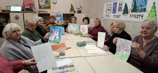 В Красном Луче для слушателей Университета третьего возраста прошел мастер-класс по рисованию
