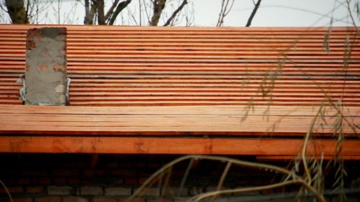 В ходе капремонта кровли тюменские строители приступили к монтажу водосточной системы на доме № 7 по ул. Есенина в г. Суходольске. Ранее её здесь не было вообще: вода стекала по шиферу