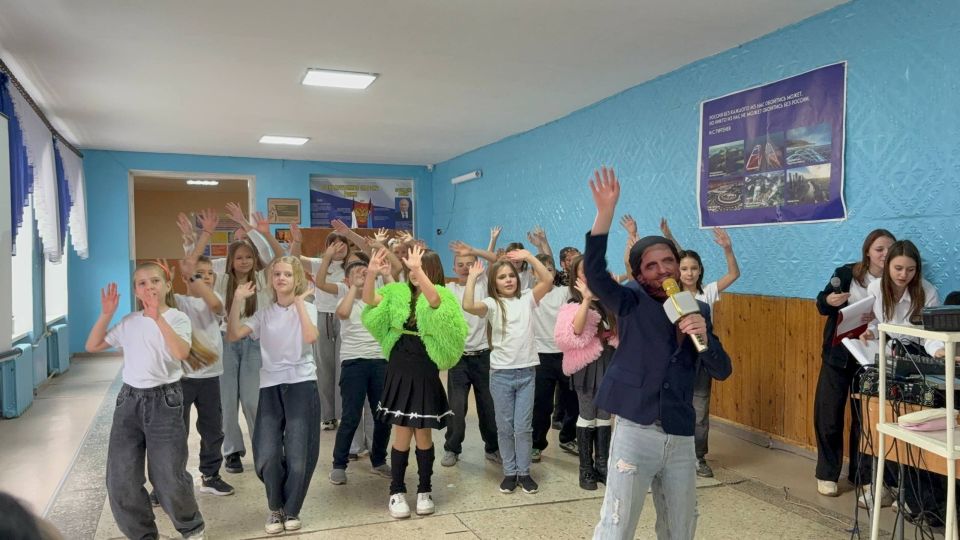 В ГБОУ ЛНР «Брянковская СШ№23» состоялось одно из самых ярких и зажигательных событий этой четверти – конкурс пародий «Точь-в-точь»! В ГБОУ ЛНР «Брянковская СШ№23» состоялось одно из самых ярких и зажигательных событий этой четверти – конкурс пародий «Точь-в-точь»!