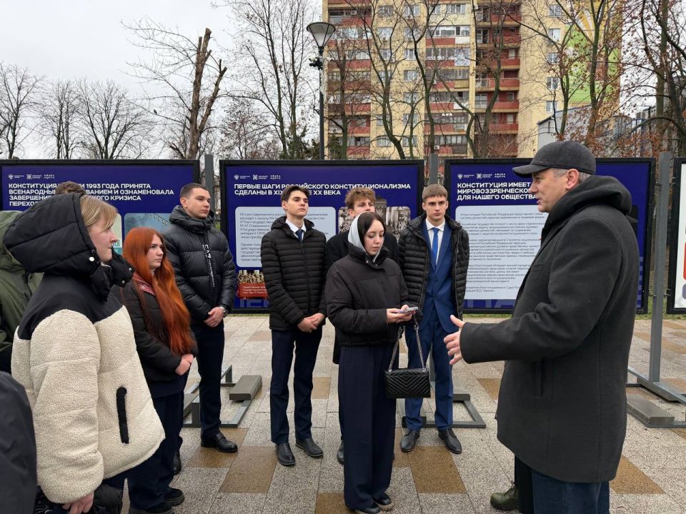 В парке ВЛКСМ состоялось открытие планшетной выставки, приуроченной ко Дню Конституции Российской Федерации В парке ВЛКСМ состоялось открытие планшетной выставки, приуроченной ко Дню Конституции Российской Федерации