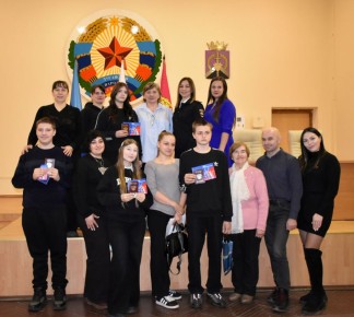 В Администрации Перевальского округа состоялась торжественная церемония вручения паспортов гражданина РФ юным жителям, достигшим 14-летнего возраста