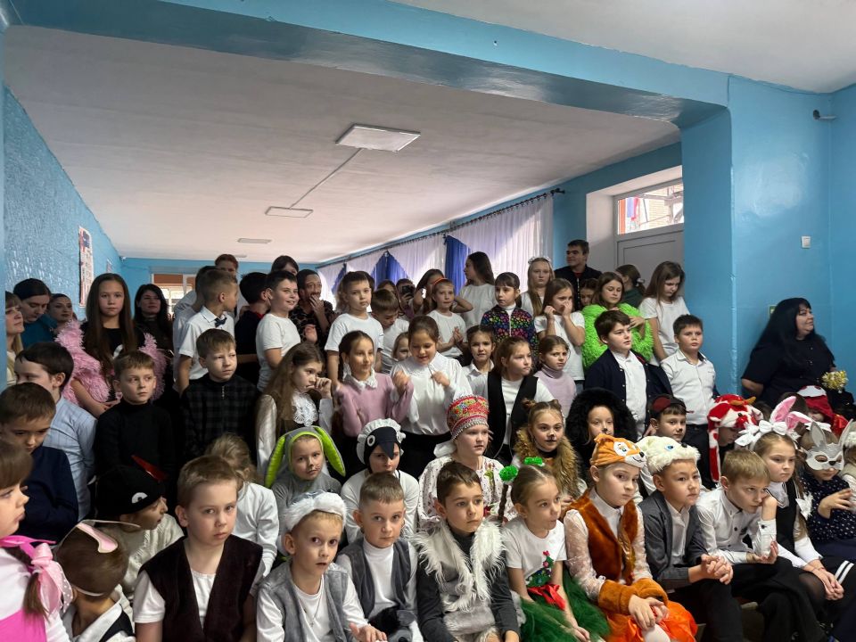 В ГБОУ ЛНР «Брянковская СШ№23» состоялось одно из самых ярких и зажигательных событий этой четверти – конкурс пародий «Точь-в-точь»! В ГБОУ ЛНР «Брянковская СШ№23» состоялось одно из самых ярких и зажигательных событий этой четверти – конкурс пародий «Точь-в-точь»!