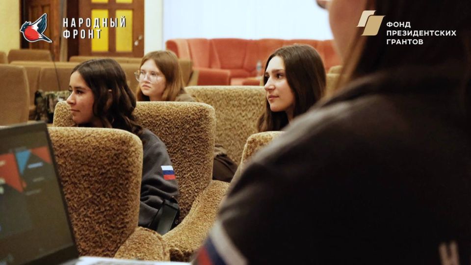 Молодёжка Народного фронта провела квиз приуроченный ко Дню Конституции! Молодёжка Народного фронта провела квиз приуроченный ко Дню Конституции!