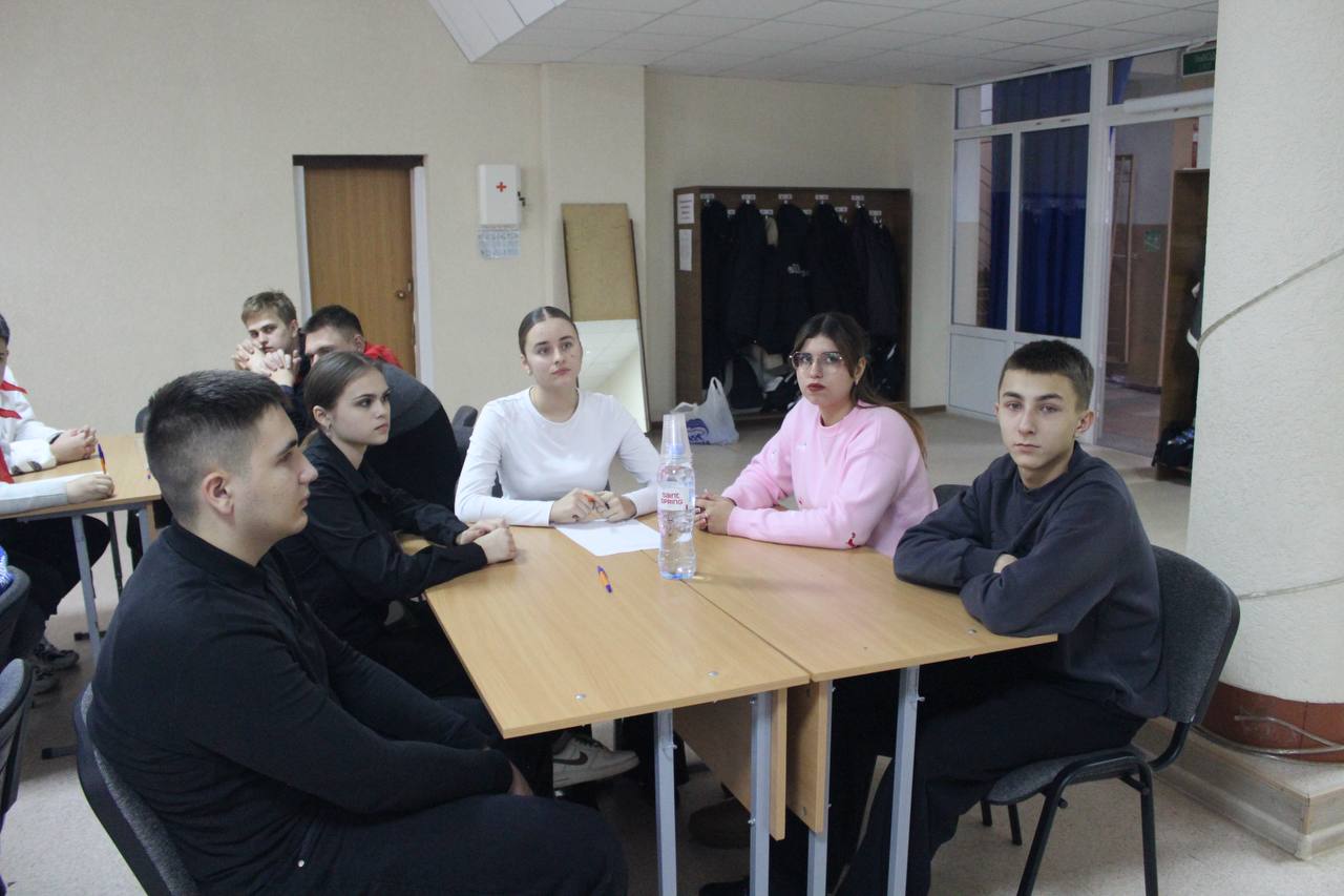 Сегодня активисты «Молодой Гвардии Единой России» при содействии Славяносербского отделения "Единой России" ко Дню Конституции Российской Федерации провели увлекательный квиз для учащихся школы, студентов местного техникума... Сегодня активисты «Молодой Гвардии Единой России» при содействии Славяносербского отделения "Единой России" ко Дню Конституции Российской Федерации провели увлекательный квиз для учащихся школы, студентов местного техникума...