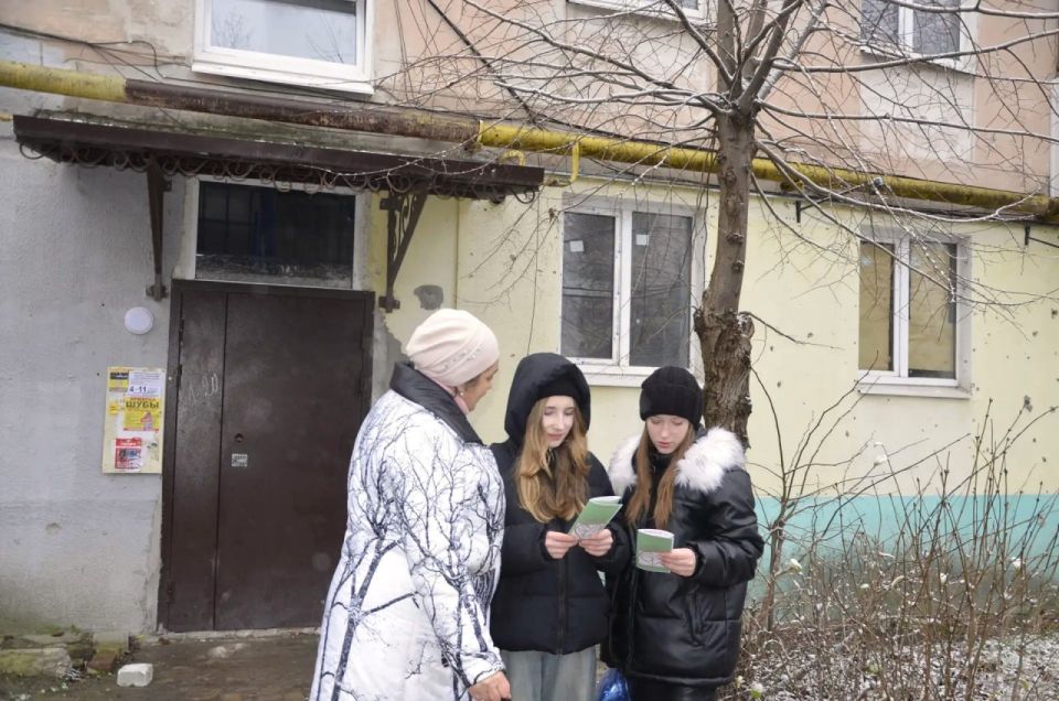 АКТИВНОЕ ДОЛГОЛЕТИЕ. На улицах Рубежного сотрудники городского Дворца культуры провели акцию «Активное долголетие» АКТИВНОЕ ДОЛГОЛЕТИЕ. На улицах Рубежного сотрудники городского Дворца культуры провели акцию «Активное долголетие»