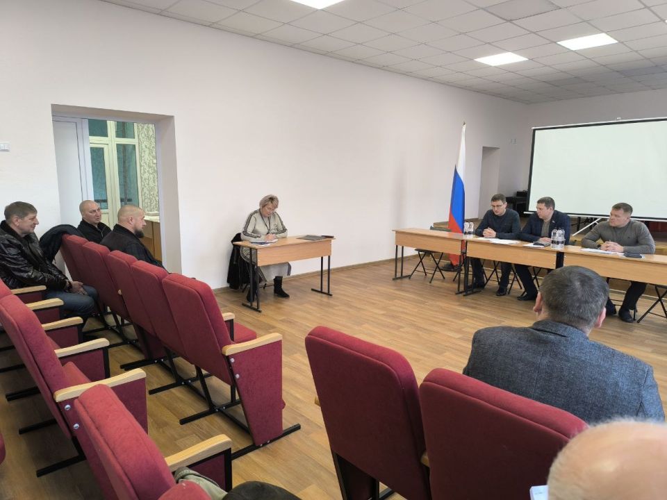 Ко Дню Конституции Российской федерации лисичанские единороссы провели Правовой обзор "Конституция – Закон, по которому мы живем" Ко Дню Конституции Российской федерации лисичанские единороссы провели Правовой обзор "Конституция – Закон, по которому мы живем"