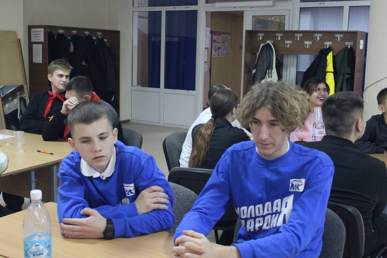 Сегодня активисты «Молодой Гвардии Единой России» при содействии Славяносербского отделения "Единой России" ко Дню Конституции Российской Федерации провели увлекательный квиз для учащихся школы, студентов местного техникума... Сегодня активисты «Молодой Гвардии Единой России» при содействии Славяносербского отделения "Единой России" ко Дню Конституции Российской Федерации провели увлекательный квиз для учащихся школы, студентов местного техникума...