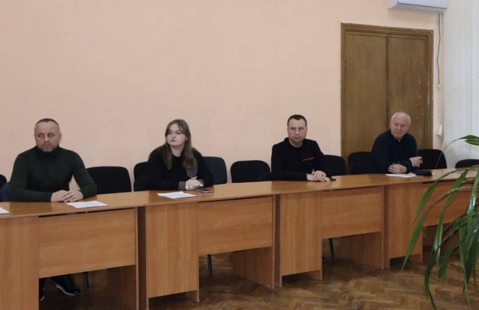 Сегодня под председательством Председателя Совета Лутугинского муниципального округа Алёны Лумеровской состоялось очередное, 42-е заседание Совета депутатов, в котором принял участие Глава округа Евгений Бондарь и... Сегодня под председательством Председателя Совета Лутугинского муниципального округа Алёны Лумеровской состоялось очередное, 42-е заседание Совета депутатов, в котором принял участие Глава округа Евгений Бондарь и...