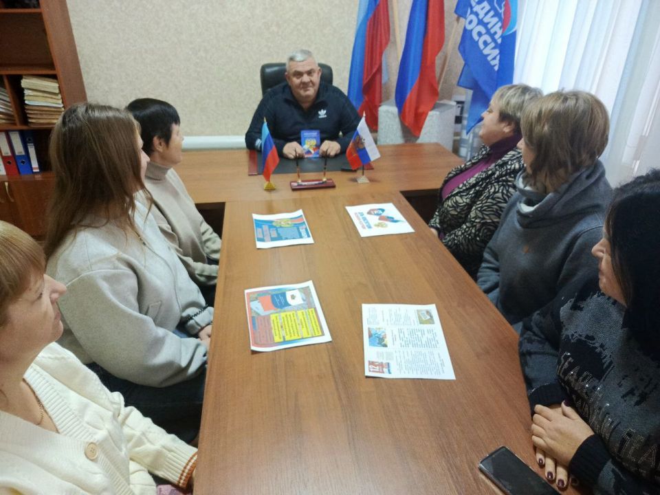 В честь празднования Дня Конституции Российской Федерации 12 декабря в отделе жизнеобеспечения пгт Новодарьевка был организован и проведен круглый стол «Конституция – основной закон государства» В честь празднования Дня Конституции Российской Федерации 12 декабря в отделе жизнеобеспечения пгт Новодарьевка был организован и проведен круглый стол «Конституция – основной закон государства»