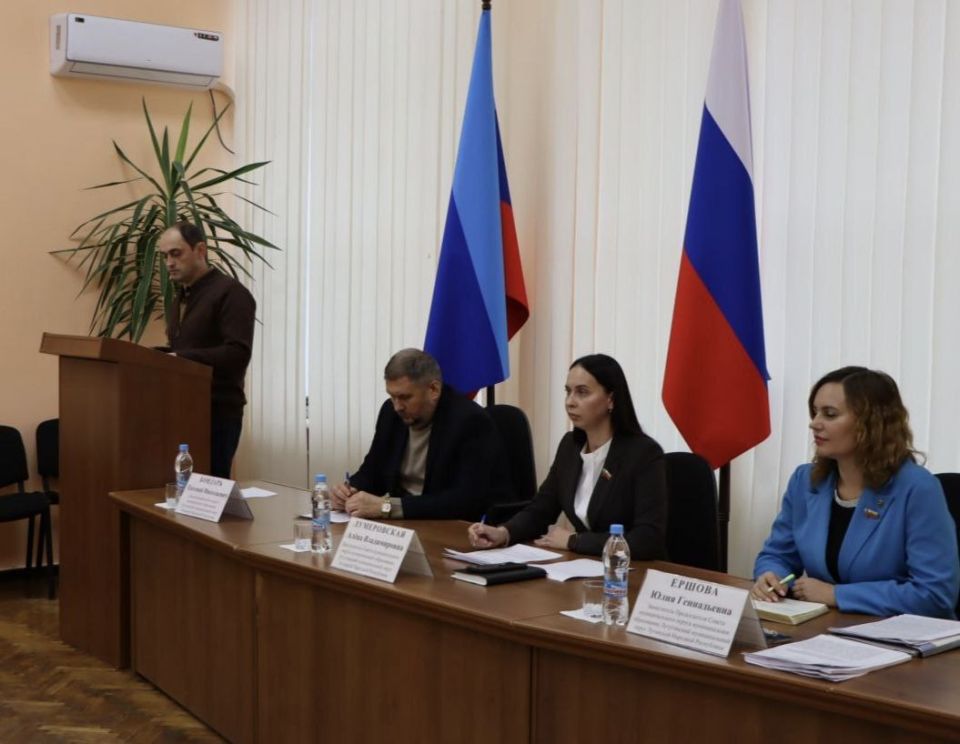 Сегодня под председательством Председателя Совета Лутугинского муниципального округа Алёны Лумеровской состоялось очередное, 42-е заседание Совета депутатов, в котором принял участие Глава округа Евгений Бондарь и...