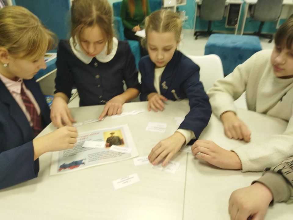 В Ровеньках прошли мероприятия, посвященные Дню Конституции Российской Федерации В Ровеньках прошли мероприятия, посвященные Дню Конституции Российской Федерации