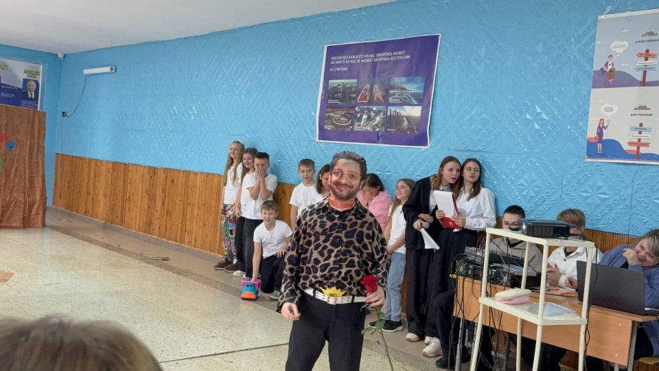 В ГБОУ ЛНР «Брянковская СШ№23» состоялось одно из самых ярких и зажигательных событий этой четверти – конкурс пародий «Точь-в-точь»! В ГБОУ ЛНР «Брянковская СШ№23» состоялось одно из самых ярких и зажигательных событий этой четверти – конкурс пародий «Точь-в-точь»!