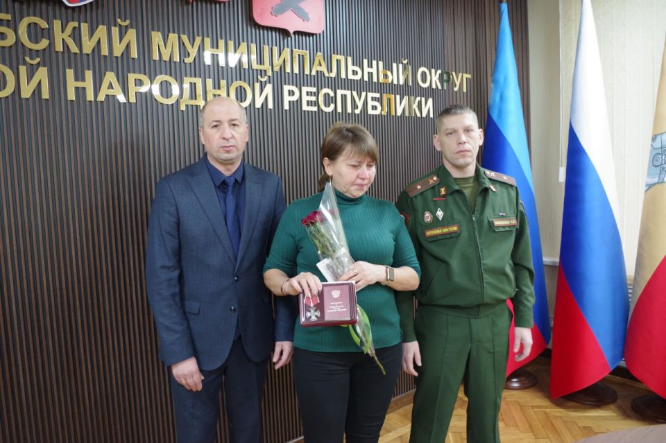В Славяносербском округе вручили ордена Мужества родственникам погибших защитников В Славяносербском округе вручили ордена Мужества родственникам погибших защитников