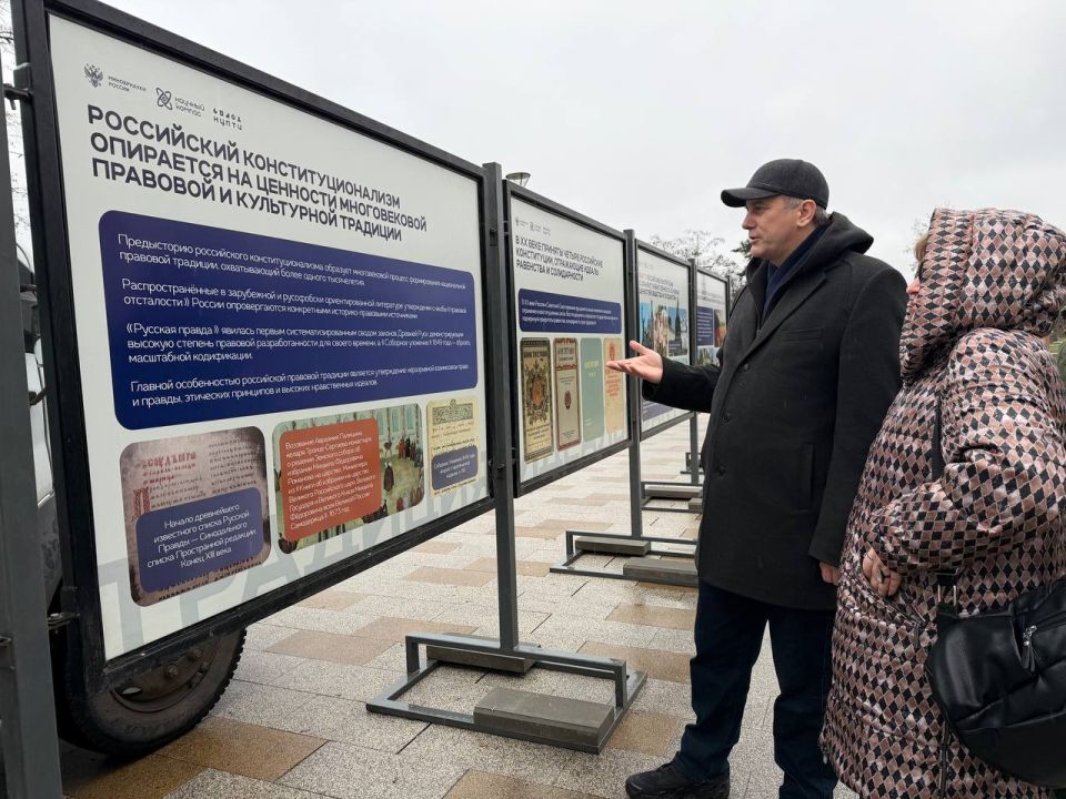 В парке ВЛКСМ состоялось открытие планшетной выставки, приуроченной ко Дню Конституции Российской Федерации В парке ВЛКСМ состоялось открытие планшетной выставки, приуроченной ко Дню Конституции Российской Федерации