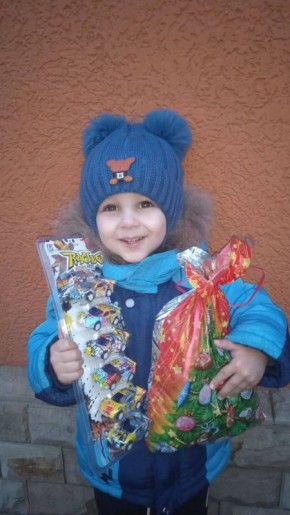 Мои дорогие друзья,сбор для людей Северодонецка продолжается,очень бы хотелось и в этом году порадовать детей,с глазами в которых живёт война,игрушками и сладостями!У них безумно мало поводов для радости и каждый раз думая...