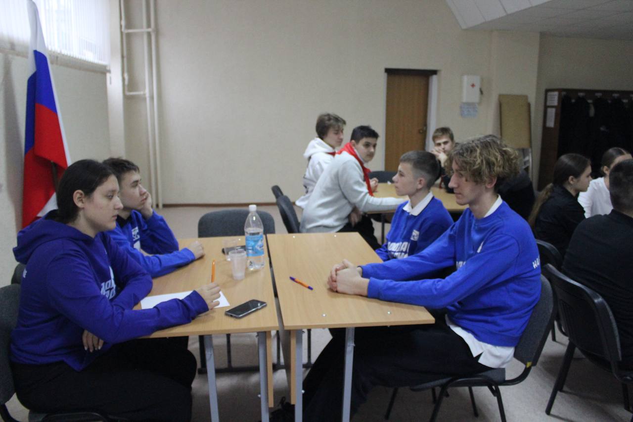 Сегодня активисты «Молодой Гвардии Единой России» при содействии Славяносербского отделения "Единой России" ко Дню Конституции Российской Федерации провели увлекательный квиз для учащихся школы, студентов местного техникума... Сегодня активисты «Молодой Гвардии Единой России» при содействии Славяносербского отделения "Единой России" ко Дню Конституции Российской Федерации провели увлекательный квиз для учащихся школы, студентов местного техникума...