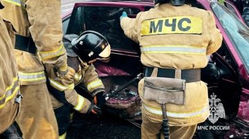 В Луганске спасатели вырезали из искорёженных машин двух человек