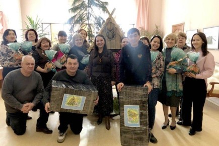 Творческим детям ЛНР отправлены подарки из Хакасии