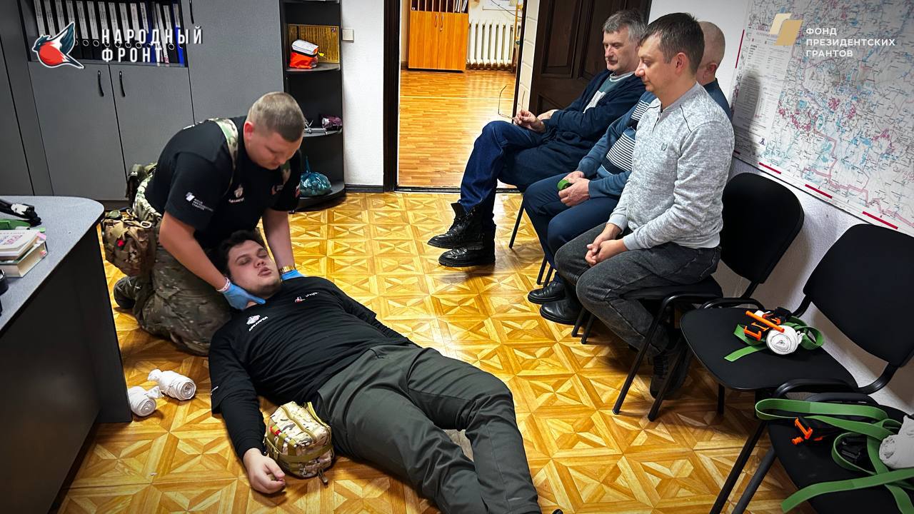 Молодёжка НФ ЛНР. провела обучение по программе «СТОП КРОВЬ» проекта «Культура безопасности НФ», в рамках которого работники ПАО «Россети» Донбасское ПМЭС получили навыки оказания первой помощи Молодёжка НФ ЛНР. провела обучение по программе «СТОП КРОВЬ» проекта «Культура безопасности НФ», в рамках которого работники ПАО «Россети» Донбасское ПМЭС получили навыки оказания первой помощи