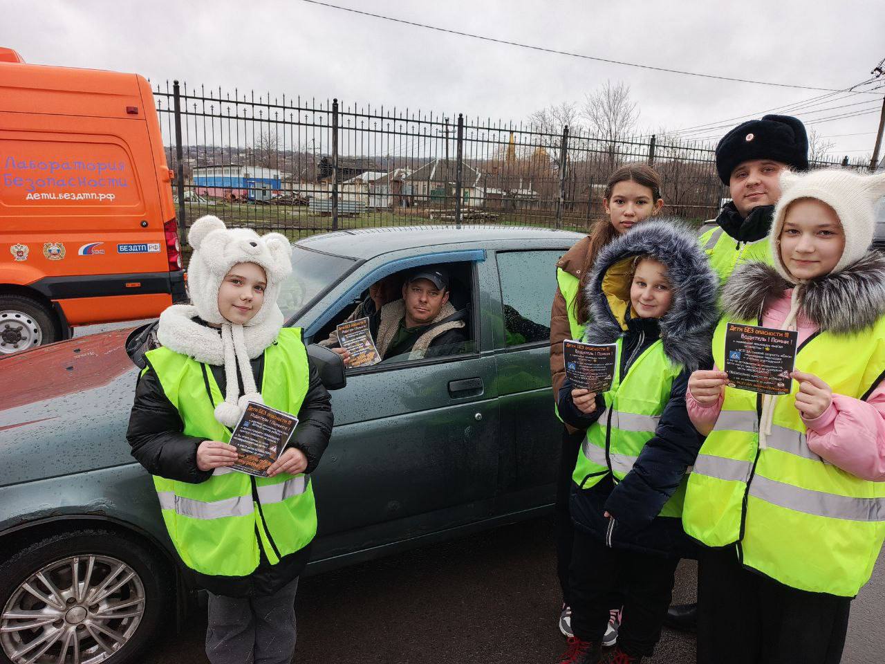 Дети БЕЗ опасности. Сотрудники отделения пропаганды безопасности дорожного движения управления Госавтоинспекции МВД по региону проводят совместные профилактические мероприятия с юными участниками дорожного движения Пешеход -... Дети БЕЗ опасности. Сотрудники отделения пропаганды безопасности дорожного движения управления Госавтоинспекции МВД по региону проводят совместные профилактические мероприятия с юными участниками дорожного движения Пешеход -...