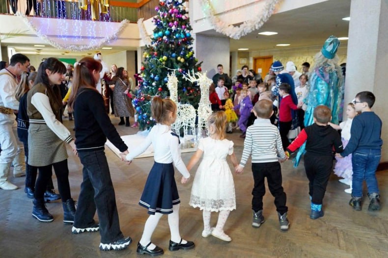 Артисты из Красноярского края снова подарят новогоднюю сказку юным жителям ЛНР Артисты из Красноярского края снова подарят новогоднюю сказку юным жителям ЛНР