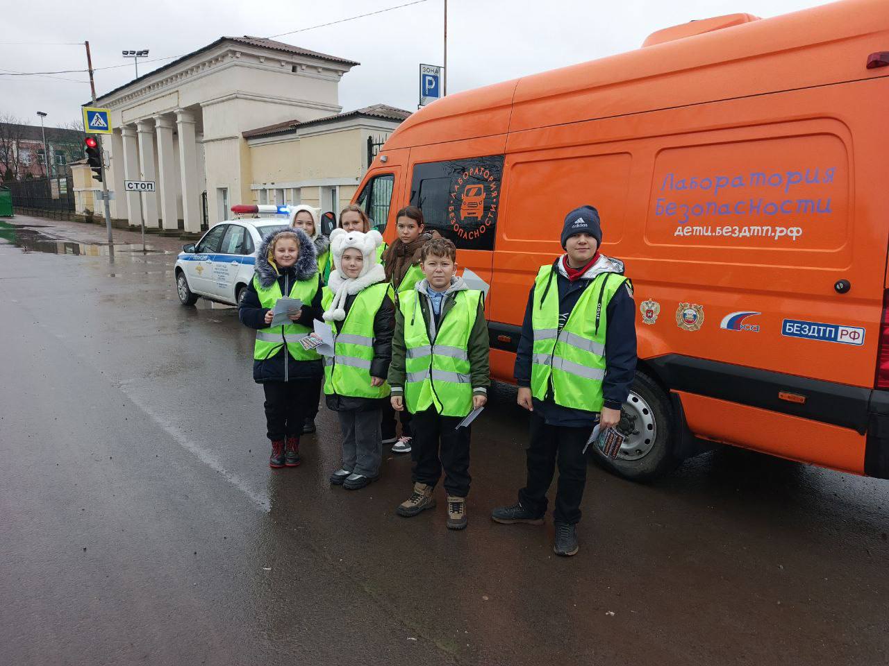 Дети БЕЗ опасности. Сотрудники отделения пропаганды безопасности дорожного движения управления Госавтоинспекции МВД по региону проводят совместные профилактические мероприятия с юными участниками дорожного движения Пешеход -... Дети БЕЗ опасности. Сотрудники отделения пропаганды безопасности дорожного движения управления Госавтоинспекции МВД по региону проводят совместные профилактические мероприятия с юными участниками дорожного движения Пешеход -...