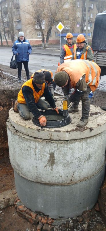 Сотрудники Краснодонского департамента филиала ГУП ЛНР "Лугансквода" совместно с бригадой «ТюменьБурСтрой» активно работают над улучшением системы водоснабжения и водоотведения на территории муниципального округа Сотрудники Краснодонского департамента филиала ГУП ЛНР "Лугансквода" совместно с бригадой «ТюменьБурСтрой» активно работают над улучшением системы водоснабжения и водоотведения на территории муниципального округа