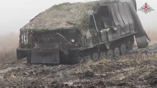 Военнослужащие 39-й мотострелковой бригады группировки войск «Центр» продолжают совершенствовать свои навыки в преодолении препятствий на боевой технике в тыловом районе зоны спецоперации