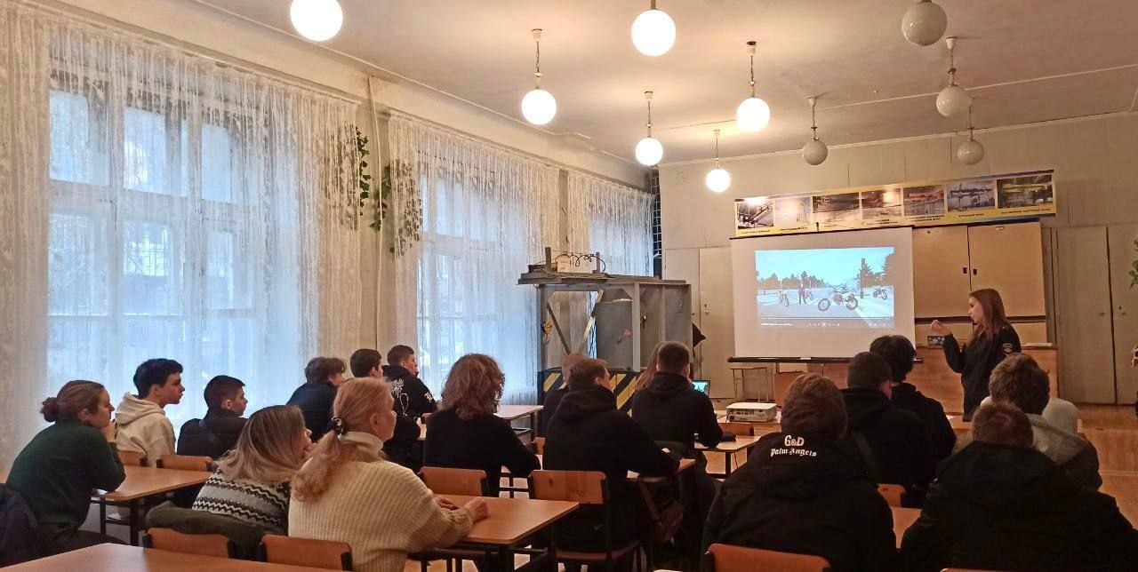 Сотрудники Центра ДиТН, ПБДД ГИБДД МВД по ЛНР провели для студентов колледжей серию лекций о необходимости соблюдения ПДД! Сотрудники Центра ДиТН, ПБДД ГИБДД МВД по ЛНР провели для студентов колледжей серию лекций о необходимости соблюдения ПДД!